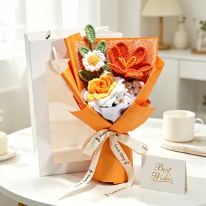 Bouquet di fiori all'uncinetto fatto a mano con involucro arancione e biglietto