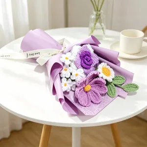 Bouquet di rose e margherite all'uncinetto viola fatto a mano per regalo di San Valentino