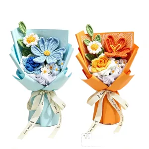Bouquet di fiori all'uncinetto con rose e cosmo fatti a mano per regalo di San Valentino