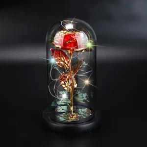 Exquisite Goldfolienrose in Glaskuppel mit leuchtenden LED-Lichterketten als Geschenk