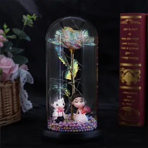 Detailansicht einer leuchtenden Galaxy-Rose in einer Glaskuppel mit LEDs und Paarfigur