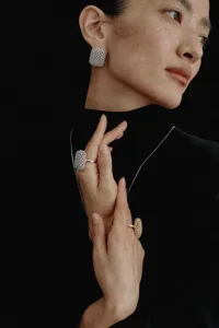 Elegante conjunto de joyas con textura de malla en plata y oro con pendientes y anillos a juego