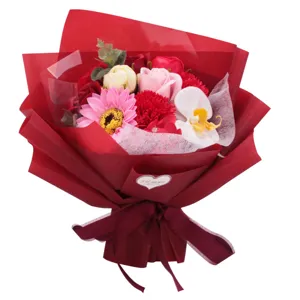 Detailansicht eines künstlichen Seifenblumenstraußes mit Rosen und Orchideen in Rot
