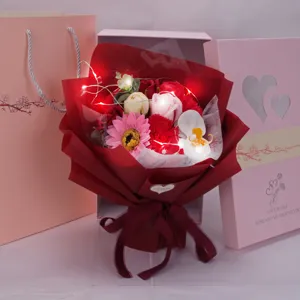 Exquisiter künstlicher Seifenblumenstrauß mit LED-Lichtern in einer rosa Geschenkbox.