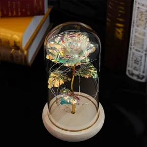 Detailansicht einer irisierenden Galaxie-Rose in einer Glaskuppel mit warmen LED-Lichtern.