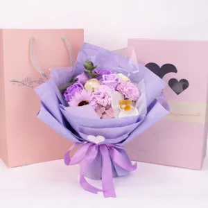 Lila Seifenblumenstrauß mit Rosen und Nelken in pinker Geschenkbox und Tasche