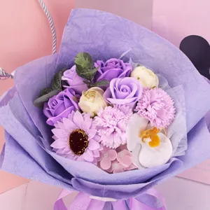 Detailansicht von künstlichem Seifenblumenstrauß mit lila Rosen und weißer Orchidee