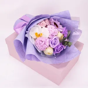 Exquisites lila Seifenblumenstrauß-Set mit Orchideen und Rosen in einer rosa Geschenkbox