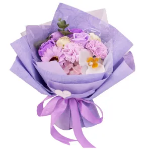 Detailansicht eines lila Seifenblumenstraußes mit Rosen, Nelken und Orchideen