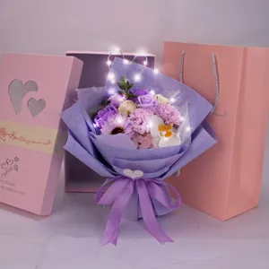 Exquisite lila Seifenblumenstrauß mit herzförmigen LED-Lichtern und rosa Geschenkbox