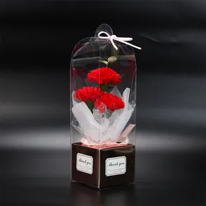 Vue détaillée du bouquet de fleurs de savon œillet artificiel dans une boîte cadeau.