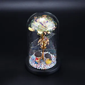 Detailansicht der irisierenden Rose im Glasdom mit Pärchenfiguren und LED-Lichtern