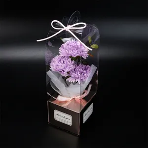 Vue de détail de 3 fleurs de savon œillet violet dans une boîte cadeau pour la fête des mères.