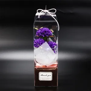 Vue détaillée du bouquet de fleurs de savon d'œillet artificiel violet dans un coffret cadeau.