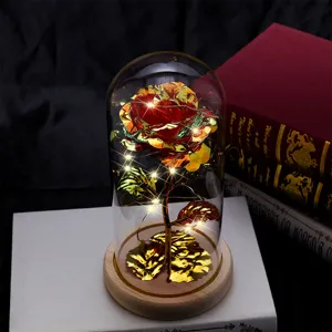 Detailansicht der gold-metallischen Rose mit LED-Lichtern in einer Glaskuppel