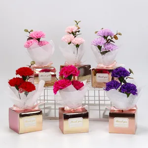 Boîte cadeau fête des mères avec 3 fleurs de savon œillet artificielles, ruban et tulle.