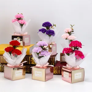 Boîte cadeau de bouquet de fleurs de savon d'œillet artificiel de fête des mères avec emballage carré.