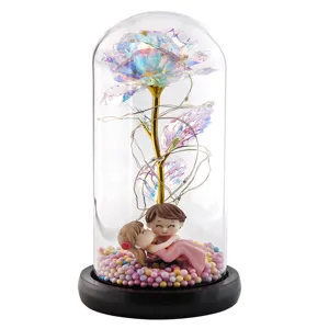 Detailansicht der irisierenden Rose im Glaskuppel mit Paar-Figur und LED-Lichtern
