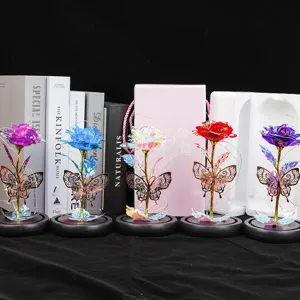 Rose conservée feuille d'or papillon LED lumière dôme en verre base cadeau Saint-Valentin.