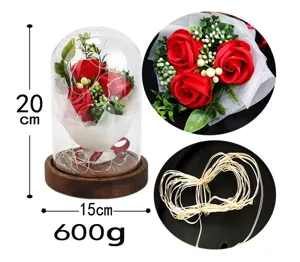 Detalle de rosas rojas en cúpula de vidrio con dimensiones y luces LED