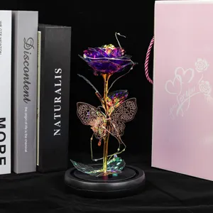 Fleur de rose en feuille de galaxie avec papillon et guirlande LED ornement détail.