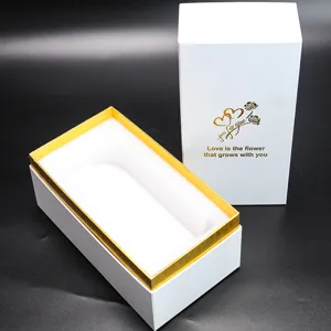 Elegante caja de regalo blanca con letras doradas y espuma interior para un empaque seguro.