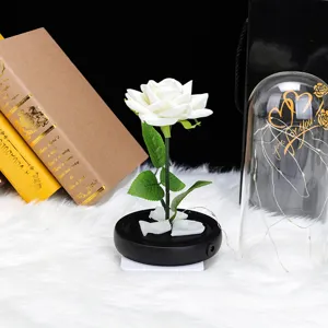 Rosa blanca artificial en cúpula de vidrio con luces LED para San Valentín