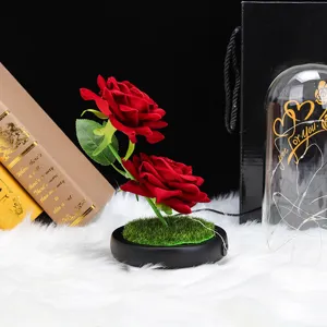 Vista de detalle de dos rosas rojas artificiales con cúpula LED y bolsa negra