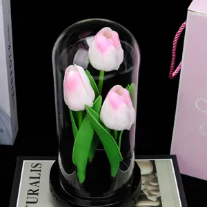 Dôme en verre tulipe fleur artificielle veilleuse décoration détail affichant les fleurs.
