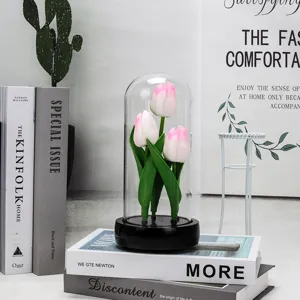Vue détaillée de la cloche en verre tulipe artificielle veilleuse déco, scène intérieure.
