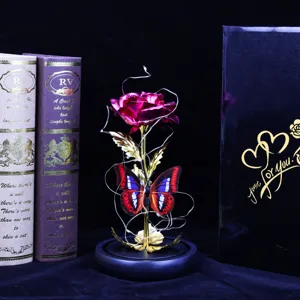 Detalles de la rosa artificial de lámina de oro con mariposa y luces LED para regalo romántico.