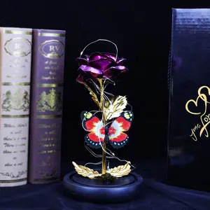 Regalo de San Valentín rosa artificial decoración de escritorio con luces LED y mariposa.