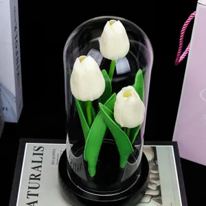 Veilleuse dôme en verre tulipe blanche fleur artificielle décoration de bureau détail.