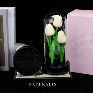 Détail veilleuse tulipe sous dôme en verre, fleurs blanches et boîte à musique.