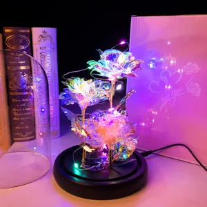 Primer plano de rosas holográficas luminosas con luces LED en cúpula de vidrio