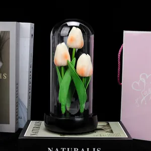 Détail veilleuse tulipe artificielle sous cloche en verre, élégant ornement de fleur noir.