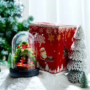 Boîte à musique en dôme de verre de Noël avec arbre fait main et jolies figurines.