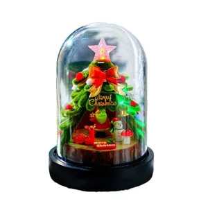 Dôme en verre de Noël arbre chenille lumineux avec jolies figurines vue principale.