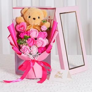 Bouquet de fleurs de savon roses avec un adorable peluche ours dans un joli coffret.