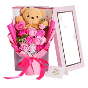 Coffret cadeau de fleurs de savon rose de Saint-Valentin avec adorable ours en peluche.