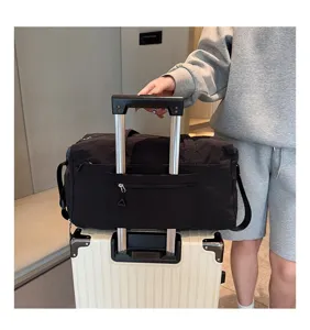 Primo piano dettagliato di un borsone da viaggio nero con fascia per fissaggio.