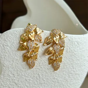 Elegantes pendientes colgantes de hojas doradas vintage con brillantes cristales pavé