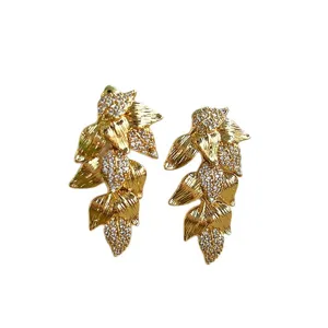 Elegantes pendientes de hoja dorada vintage con racimos de cristales brillantes