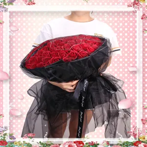 Großer runder 99 rote Rosen Seifenblumen Strauß, perfektes romantisches Geschenk zum Valentinstag.