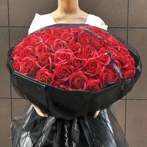 99 rote Seifenrosen Blumenstrauß in schwarzem Netz, perfektes Geschenk zum Valentinstag.