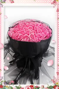Detailansicht des 99 rosa Seifenrosen Blumenstraußes mit schwarzem Netz, romantisches Geschenk.