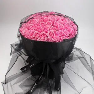 99 rosa Seifenrosen Blumenstrauß in schwarzer Netzverpackung, romantisches Geschenk zum Valentinstag.