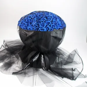 99 blaue Seifenrosen Blumenstrauß in schwarzer Verpackung, perfektes Geschenk zum Valentinstag.