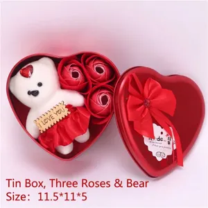 Vista detallada de caja de regalo en forma de corazón con un oso y tres rosas rojas