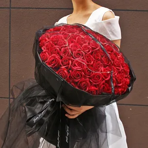 Roter künstlicher Seifenrosen Blumenstrauß mit schwarzem Netz für romantisches Geschenk.